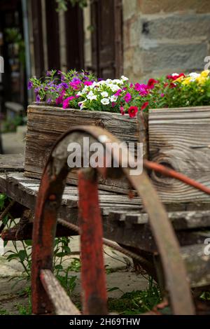 Dekorative Holzkiste und Blumentopf auf einem Gartenzaun im bulgarischen Dorf. Stockfoto