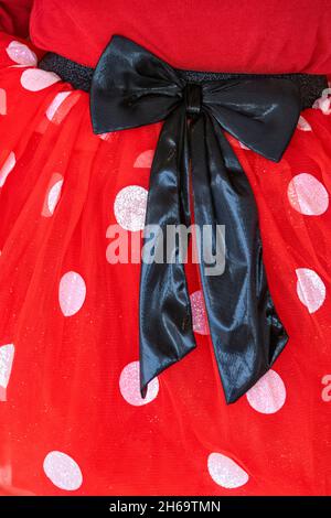 Minnie Maus Kostüm rot-weißes Kleid mit schwarzer Schleife Stockfoto