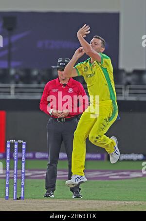 Dubai, VAE, 14, Nov 2021: ICC T20 Finals: Neuseeland gegen Australien, Australier Jose Hazelwood aus Australien während der Finals im Dubai International Stadium am Sonntag. Foto: Seshadri SUKUMAR/Alamy Live News Stockfoto