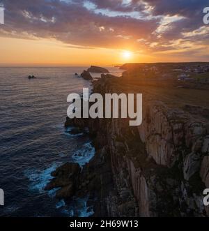 Luftaufnahme der Küste von Playa de la Arnia bei Sonnenaufgang, Boo de Pielagos, Kantabrien, Spanien, Iberina-Halbinsel, Westeuropa Stockfoto