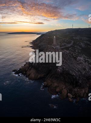Luftaufnahme des Leuchtturms Punta Nariga bei Sonnenaufgang, Costa da Morte, Galizien, Spanien, Iberische Halbinsel, Westeuropa Stockfoto