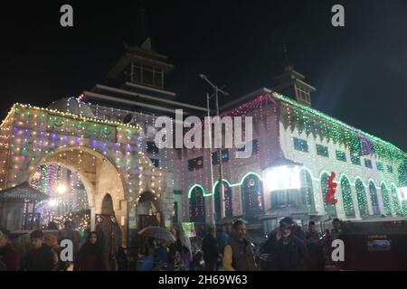 Ein Blick auf den berühmten Schrein des muslimischen heiligen Hazrat Scheich Abdul Qadir Jeelani aus dem 11. Jahrhundert, bekannt als Dastgeer Sahab (RA) in Khanyar Srinagar, Jammu und Kashmir, Indien, am 13. November 2021. (Foto von Kamran Raashid Bhat/INA Photo Agency/Sipa USA) Stockfoto