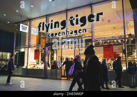Flying Tiger Copenhagen Store Eingang im Stadtzentrum. Warschau, Polen - 22. Oktober 2021 Stockfoto