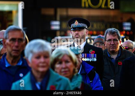 Stockton Heath, Chethire, Großbritannien. 14. November 2021 - Stockton Heath war Memorial - Polizist der Greater Manchester Police steht in der Menge bei Stockton Heath Cenotaph, um die Gefallenen zu respektieren Sonntag 2021 Credit: John Hopkins/Alamy Live News Stockfoto