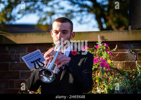 Stockton Heath, Chethire, Großbritannien. 14. November 2021 - Stockton Heath war Memorial - Trompetenspieler Ray Taylor spielt The Last Post und Reville im Stockton Heath Cenotaph, um die Gefallenen zu respektieren Sonntag 2021 Credit: John Hopkins/Alamy Live News Stockfoto