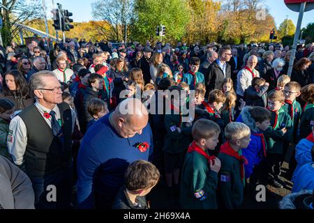 Stockton Heath, Chethire, Großbritannien. 14. November 2021 - Stockton Heath war Memorial - Menschenmassen füllen die Straße um Stockton Heath Cenotaph, um die Gefallenen zu respektieren Sonntag 2021 Quelle: John Hopkins/Alamy Live News Stockfoto