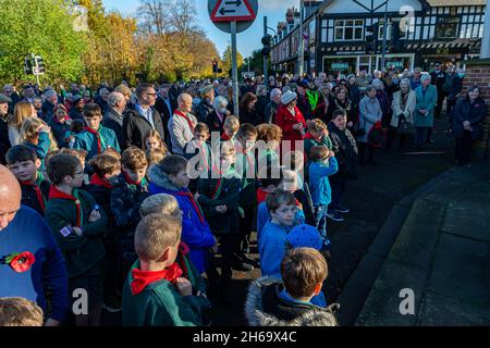 Stockton Heath, Chethire, Großbritannien. 14. November 2021 - Stockton Heath war Memorial - Menschenmassen füllen die Straße um Stockton Heath Cenotaph, um die Gefallenen zu respektieren Sonntag 2021 Quelle: John Hopkins/Alamy Live News Stockfoto