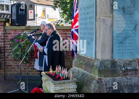 Stockton Heath, Chethire, Großbritannien. 14. November 2021 - Stockton Heath war Memorial - der Pfarrer von St. Thomas's Church in Stockton Heath führt den Gottesdienst im Dorf Cenotaph aus, um die Gefallenen zu respektieren Sonntag 2021 Quelle: John Hopkins/Alamy Live News Stockfoto