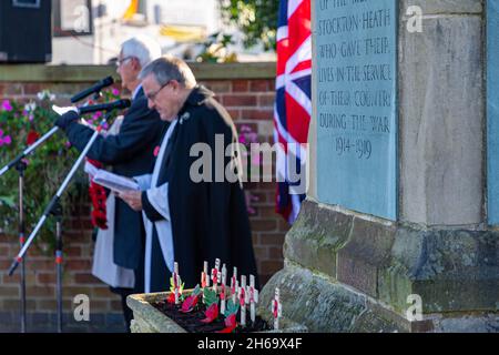 Stockton Heath, Chethire, Großbritannien. 14. November 2021 - Stockton Heath war Memorial - der Pfarrer von St. Thomas's Church in Stockton Heath führt den Gottesdienst im Dorf Cenotaph aus, um die Gefallenen zu respektieren Sonntag 2021 Quelle: John Hopkins/Alamy Live News Stockfoto