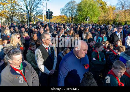 Stockton Heath, Chethire, Großbritannien. 14. November 2021 - Stockton Heath war Memorial - Menschenmassen füllen die Straße um Stockton Heath Cenotaph, um die Gefallenen zu respektieren Sonntag 2021 Quelle: John Hopkins/Alamy Live News Stockfoto