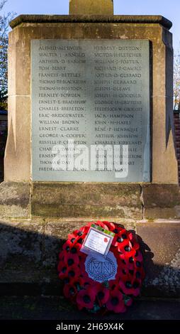 Stockton Heath, Chethire, Großbritannien. 14. November 2021 - Stockton Heath war Memorial - Ein einziger Kranz sitzt am Fuße des war Memorial bei Stockton Heath Cenotaph, um die Gefallenen zu respektieren Sonntag 2021 Quelle: John Hopkins/Alamy Live News Stockfoto
