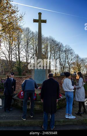 Stockton Heath, Chethire, Großbritannien. 14. November 2021 - Stockton Heath war Memorial - Öffentliche Treffen rund um das war Memorial nach dem Gedenksonntag im Stockton Heath Cenotaph, um die Gefallenen zu respektieren Sonntag 2021 Quelle: John Hopkins/Alamy Live News Stockfoto