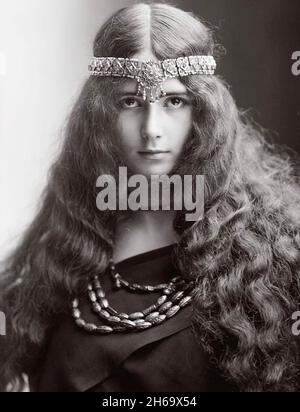 Cléopâtre de Mérode - fotografiert von Nadar - französischer Tänzer der Belle Époque. Sie wurde als die erste echte Berühmtheitsikone bezeichnet. C1905. Stockfoto