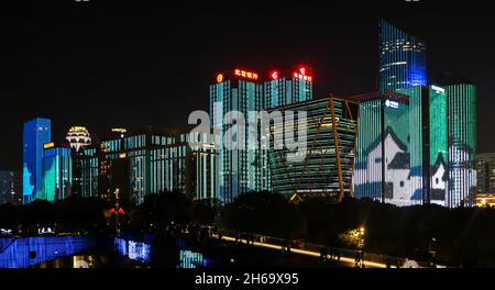 Schillerndes chinesisches Lichtshow-Spektakel auf modernen Gebäuden im zentralen Geschäftsviertel von Hangzhou, Hangzhou, China Stockfoto