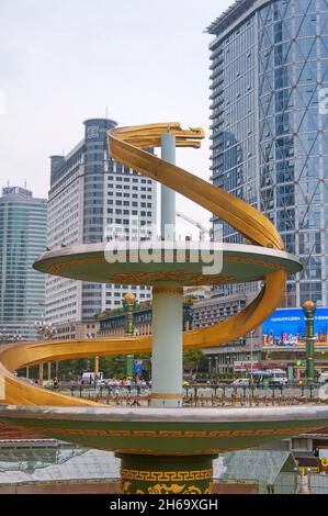 Chengdu, China. 27. Juni 2018. Ein goldener Drache erhebt sich über dem tianfu-Platz im Stadtzentrum von chengdu china, Provinz sichuan. Stockfoto