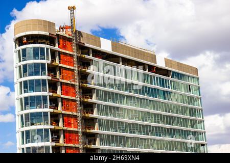 Neues Gebäude Im Bau Mit Abgerundeter Front Stockfoto