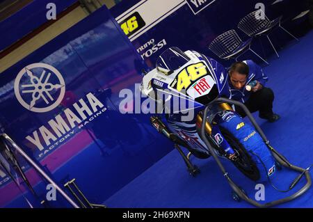 Mugello - Italien, 30 2008. Mai: Yamaha M1 von Fahrer Valentino Rossi im Kasten während des MotoGP GP GP von Italien 2008 auf dem Kurs von Mugello. Italien Stockfoto