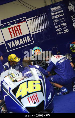 Mugello - Italien, 30 2008. Mai: Der Italiener Valentino Rossi bereitet sich in der Box auf das Qualifyng-Training während des MotoGP GP GP von Italien 2008 auf dem Mugello Circui vor Stockfoto