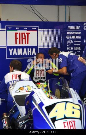 Mugello - Italien, 30 2008. Mai: Der Italiener Valentino Rossi bereitet sich in der Box auf das Qualifyng-Training während des MotoGP GP GP von Italien 2008 auf dem Mugello Circui vor Stockfoto