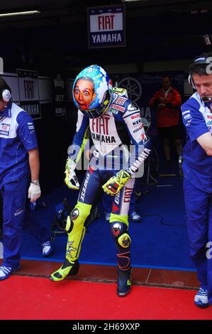 Mugello - Italien, 30 2008. Mai: Der Italiener Valentino Rossi bereitet sich in der Box auf das Qualifyng-Training während des MotoGP GP GP von Italien 2008 auf dem Mugello Circui vor Stockfoto