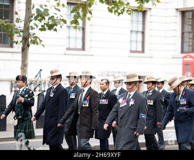 London, Großbritannien. November 2021. Soldaten und Veteranen marschieren bei der Remembrance Parade in Whitehall, London. Die Parade erinnert an den 103. Jahrestag der Beendigung der Feindseligkeiten im Ersten Weltkrieg und dient als Erinnerungszeit für die Menschen, die seitdem in allen Konflikten getötet wurden.Quelle: Pathos Images/Alamy Live News Stockfoto