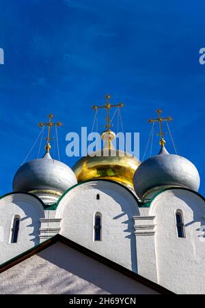 Nowodewitschy Kloster (Bogoroditse-Smolenski Kloster) an einem sonnigen Tag. Die Kuppeln der Kathedrale unserer Lieben Frau von Smolensk (16. Jahrhundert). Moskau, Russi Stockfoto