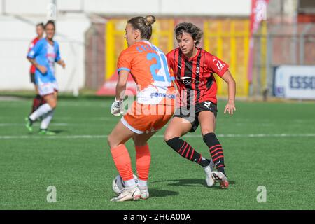 Pomigliano, Italien. November 2021. Sara Cetinja (21) Pomigliano Calcio Femminile - Valentina Giacinti (9) AC Milan Frauen kontrollieren den Ball während der italienischen Fußball-Seria Ein Frauen-2021/2022-Spiel zwischen Pomigliano Femminile und Milan Women am 14. November 2021 im Stadion Ugo Gobbato in Pomigliano Italien Credit: Independent Photo Agency/Alamy Live News Stockfoto