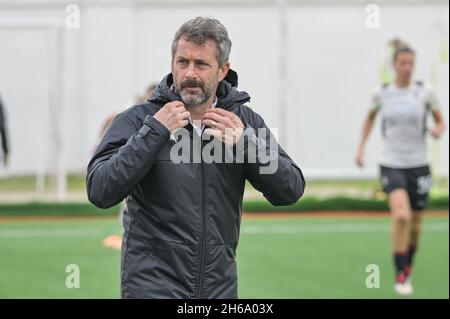 Der Mailänder Frauencoach Maurizio ganz beim italienischen Fußballspiel Seria A Women 2021/2022 zwischen Pomigliano Femminile und Milan Women am 14. November 2021 im Stadion Ugo Gobbato in Pomigliano Italien Stockfoto