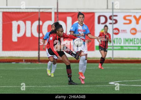 Pomigliano, Italien. November 2021. Lindsey Thomas (19) AC Mailand Frauen während der italienischen Fußballseria Ein Frauen-2021/2022-Spiel zwischen Pomigliano Femminile und Milan Women am 14. November 2021 im Stadion Ugo Gobbato in Pomigliano Italien Kredit: Unabhängige Fotoagentur/Alamy Live News Stockfoto