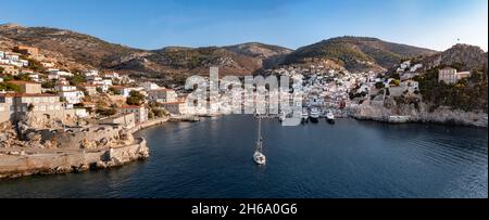 Der Hafen liegt an Hydra, den griechischen Inseln. Stockfoto