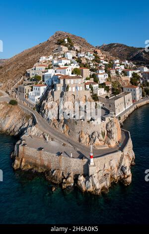 Der Hafen liegt an Hydra, den griechischen Inseln. Stockfoto