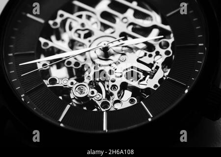 Skeleton Armbanduhr Nahaufnahme Foto, es ist eine mechanische Uhr Typ, in dem alle beweglichen Teile sichtbar sind. Schwarzweiß-Foto Stockfoto