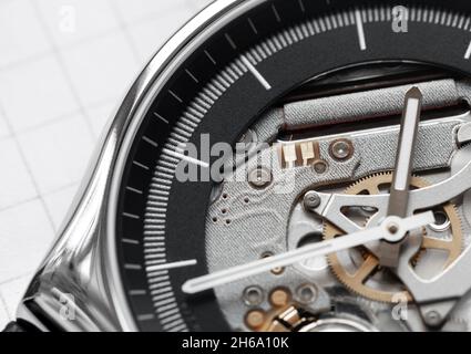 Moderne schweizer Skelett Armbanduhr mit Quarzwerk. Nahaufnahme. Es handelt sich um eine Uhr, bei der alle beweglichen Teile sichtbar sind Stockfoto