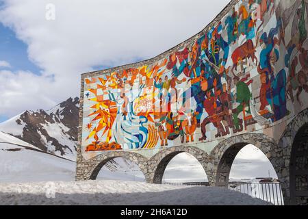 Gudauri, Georgien - 1. Mai 2019: Das Russland-Georgien-Freundschaftsdenkmal oder das Friedensdenkmal Georgievsk ist ein Denkmal aus dem Jahr 1983. Das Hotel liegt am Ge Stockfoto