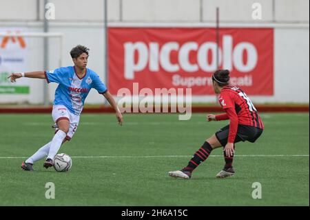 Pomigliano, Italien. November 2021. Giorgia Tudisco (23) Pomigliano Calcio Femminile kontrolliere den Ball während der italienischen Fußballseria Ein Frauen-2021/2022-Spiel zwischen Pomigliano Femminile und Milan Women am 14. November 2021 im Stadion Ugo Gobbato in Pomigliano Italien Credit: Independent Photo Agency/Alamy Live News Stockfoto