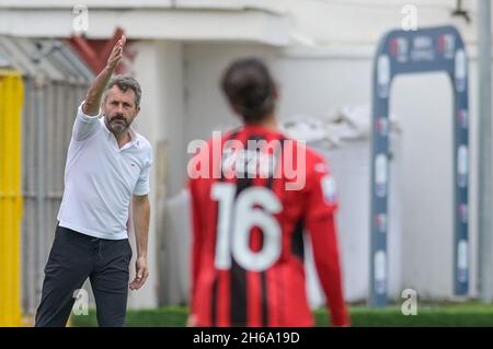 Pomigliano, Italien. November 2021. Der Mailänder Frauencoach Maurizio ganz während des italienischen Fußballspiels Seria A Women 2021/2022 zwischen Pomigliano Femminile und Milan Women am 14. November 2021 im Stadion Ugo Gobbato in Pomigliano Italien Kredit: Unabhängige Fotoagentur/Alamy Live News Stockfoto