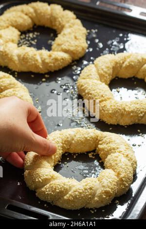Traditionelle türkische Sesamsimits, die zum Backen zubereitet werden. Rustikaler Stil. Stockfoto