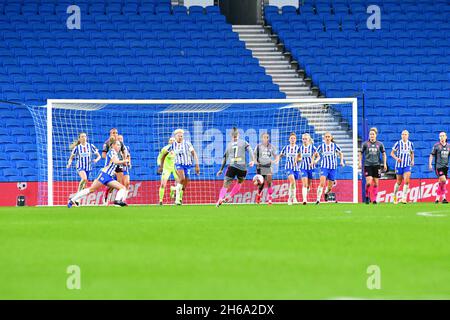 Brighton, Großbritannien. November 2021. Natasha Flint von leicester City schlägt am 14. November 2021 im Amex in Brighton, England, beim FA Women's Super League-Spiel zwischen Brighton & Hove Albion Women und Leicester City Women einen Schuss ab. (Foto von Jeff Mood/phcimages.com) Quelle: PHC Images/Alamy Live News Stockfoto