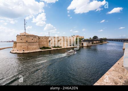 Taranto, Italien - 18. august 2021: Das Schloss im Ionischen Meer in Taranto Stockfoto