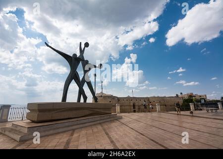 Taranto, Italien - 18. august 2021: Denkmal des Matrosen auf der Promenade, und im Hintergrund das aragonesische Schloss von Taranto (Italien) Stockfoto