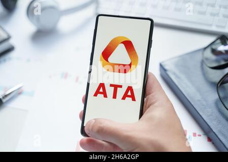 Russland, Moskau 08.06.2021. Logo von Automata Network, ATA-Token im Mobiltelefon. Dezentralisiertes Protokoll, das wie eine „slidecentralised“-ähnliche Datenabtastung bietet Stockfoto