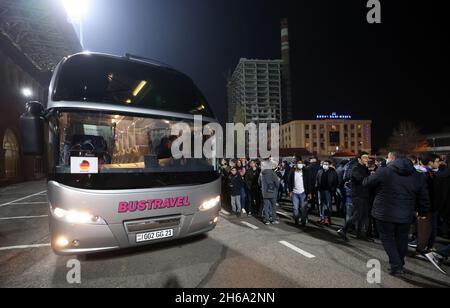 Eriwan, Armenien. November 2021. Fußball, WM-Qualifikation Europa, Armenien - Deutschland, Gruppenphase, Gruppe J, Matchday 10 im Vasken Sargsyan Republican Stadium. Der Mannschaftsbus der Nationalmannschaft fährt am Eingang des Stadions ab. Zahlreiche Fans beobachteten die Ankunft der Nationalspieler vor dem Stadion. Quelle: Christian Charisius/dpa/Alamy Live News Stockfoto