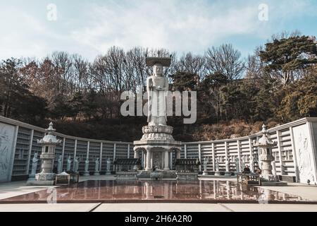 Große buddha-Statue aus weißem Stein. Große weiße buddhistische Statue im Park. Stockfoto