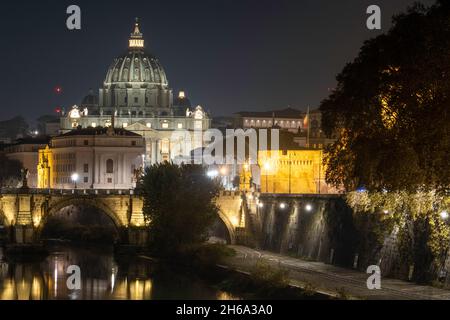 13. November 2021, ROMA, ITALIEN: 14/11/2021 Rom, magische Momente in der tiefen Nacht der Ewigen Stadt, zwischen den Straßen des Vatikans und der Engelsburg. (Bild: © Fabio Sasso/ZUMA Press Wire) Stockfoto