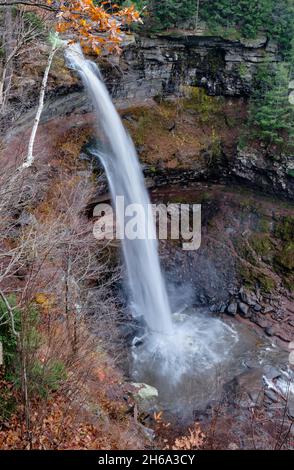 Kaaterskill Falls von der oberen Aussichtsplattform. Dies ist ein beliebter Wasserfall am Spruce Creek in den östlichen Catskill Mountains von New York. Stockfoto