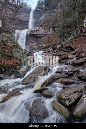 Kaaterskill Falls aus dem unteren Sichtbereich. Dies ist ein beliebter Wasserfall am Spruce Creek in den östlichen Catskill Mountains von New York. Stockfoto