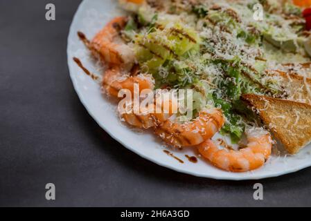 Caesar Salatgericht mit Garnelensalat und Kirschtomaten Stockfoto