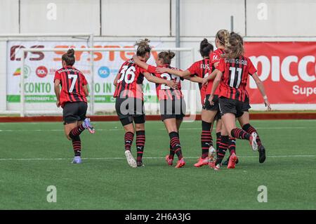 Pomigliano, Italien. 14. Nov, 2021. Feiert nach einem Tor während der italienischen Fußball-Seria Ein Frauen-2021/2022-Spiel zwischen Pomigliano Femminile und Milan Women am 14. November 2021 im Stadion Ugo Gobbato in Pomigliano Italien Kredit: Unabhängige Fotoagentur/Alamy Live News Stockfoto