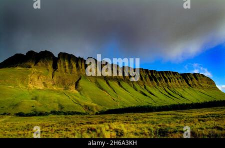 Benbulben, Sligo, Felsformation, Eiszeit, Gletscher, Kalkstein, Schiefer, Landschaft, malerischen, Irland, Irisch, Landschaft, Natur, touristische Attraktion, Stockfoto