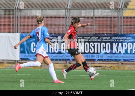 Pomigliano, Italien. November 2021. Valentina Giacinti (9) AC Milan Frauen kontrollieren den Ball während der italienischen Fußballseria Ein Frauen-2021/2022-Spiel zwischen Pomigliano Femminile und Milan Women am 14. November 2021 im Stadion Ugo Gobbato in Pomigliano Italien Kredit: Unabhängige Fotoagentur/Alamy Live News Stockfoto